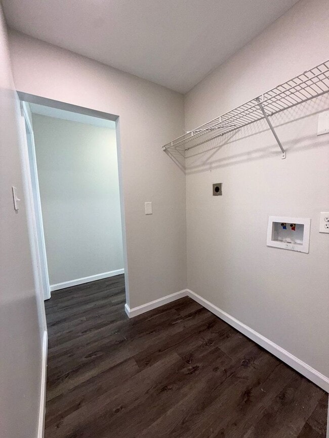 Building Photo - Modern & Spacious 3BR Home with Trendy Design Features and Large Yard! (NEAR TEAS VALLEY SCHOOL D...