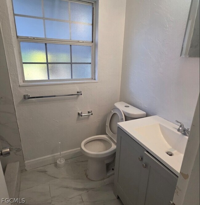 Building Photo - 204 E Bougainvillea Rd