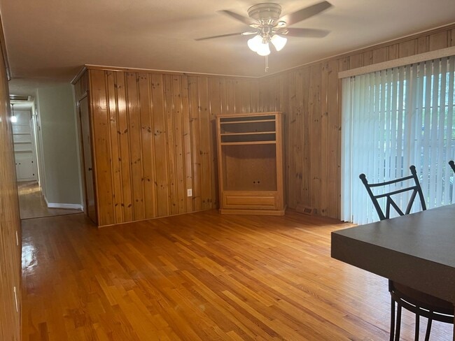 Building Photo - 733 Pine St