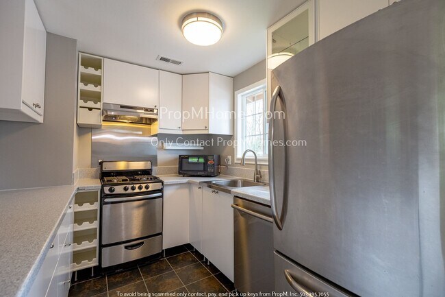 Building Photo - Charming Three Bedroom Awaits in West Linn!