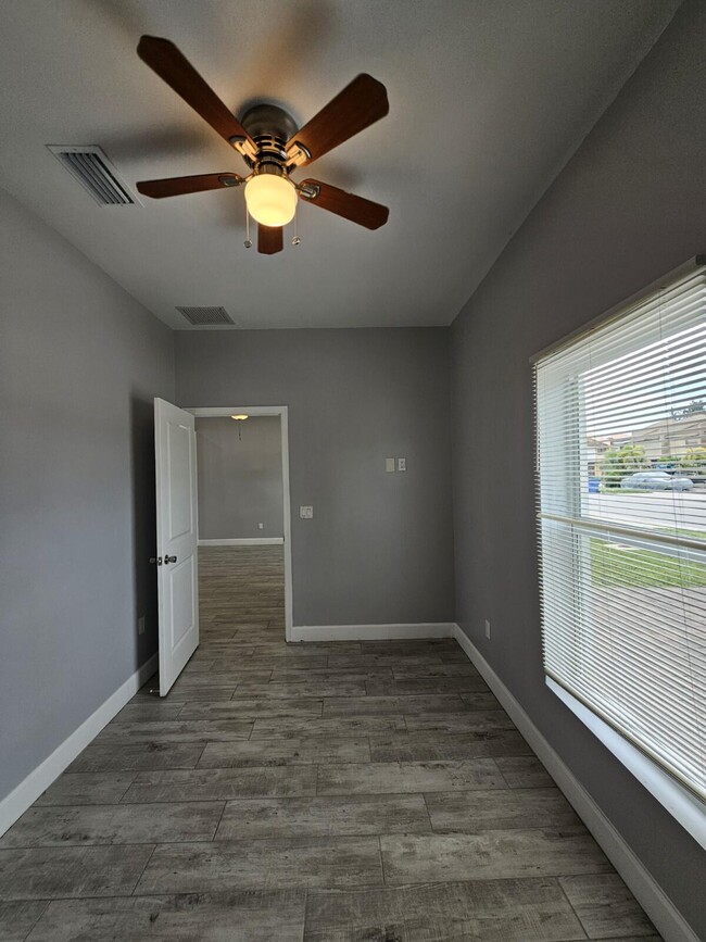 Building Photo - 1558 W 26th Ct