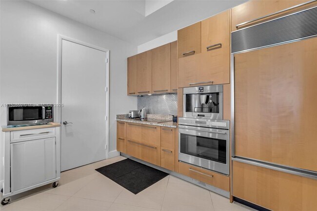 Building Photo - 15811 Collins Ave