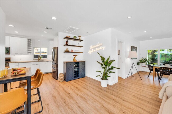 Building Photo - 549 NE 14th Ave