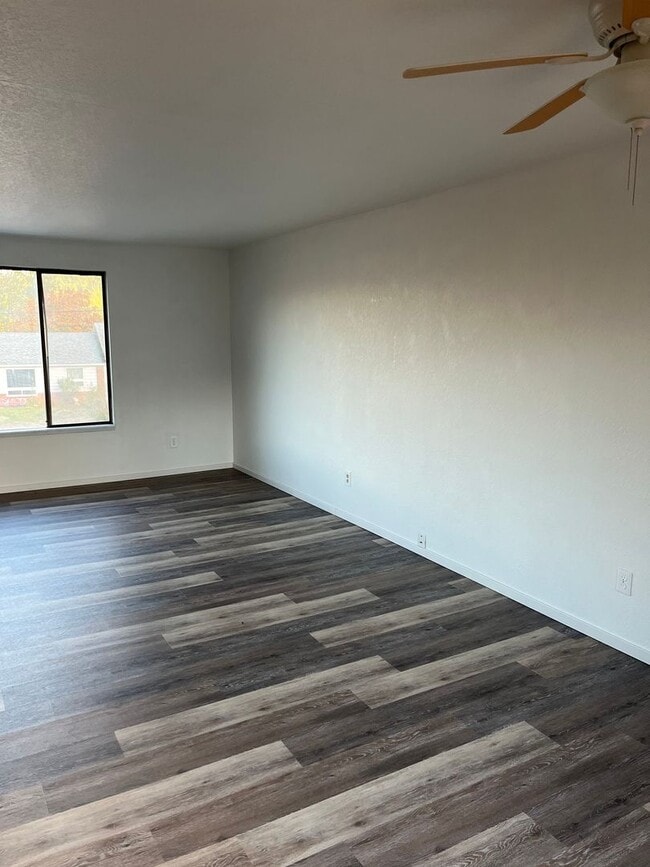 Building Photo - Sutherlin Upstairs 2 bedroom apartment on Comstock