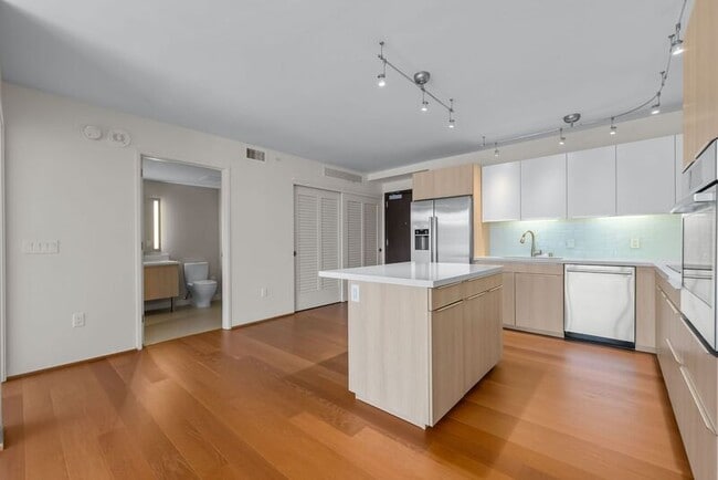 Building Photo - 888 Kapiolani Blvd