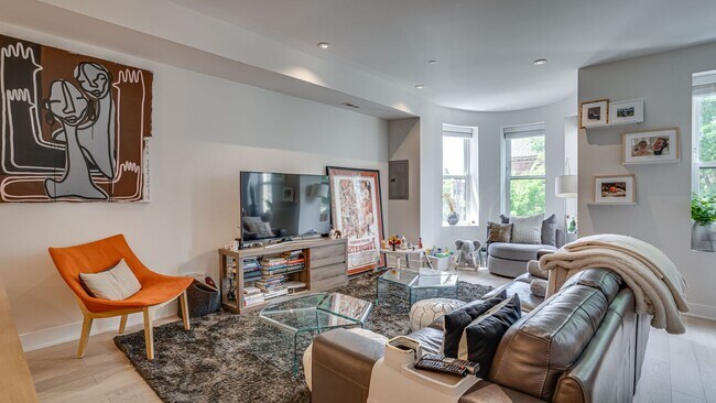 Building Photo - Luxurious Living in NW DC!