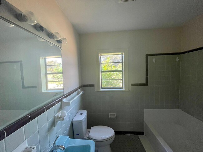 Building Photo - 1400 Vine Ave