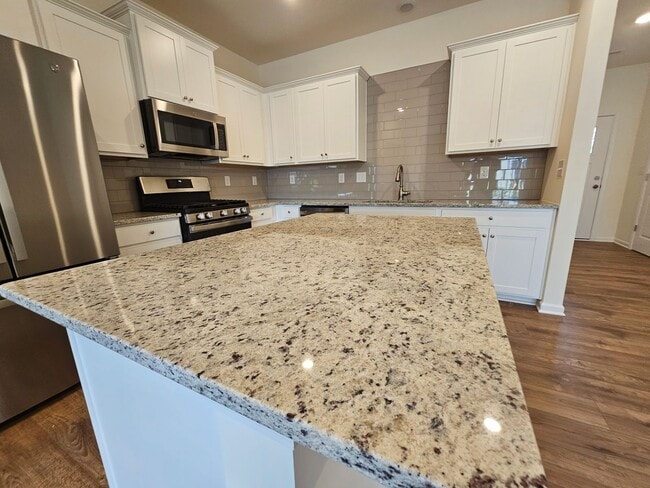 Building Photo - Like New Town Home in Kellerton Place, Monroe!