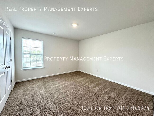 Building Photo - 4025 Lampasas Ln