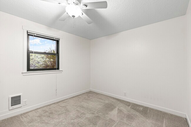 Building Photo - 18605 NE Everett Ct