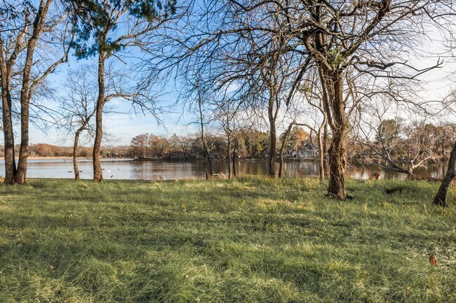 Building Photo - Lakefront Luxury Retreat, 5 Beds, 3 Baths, Quiet Gated Community.