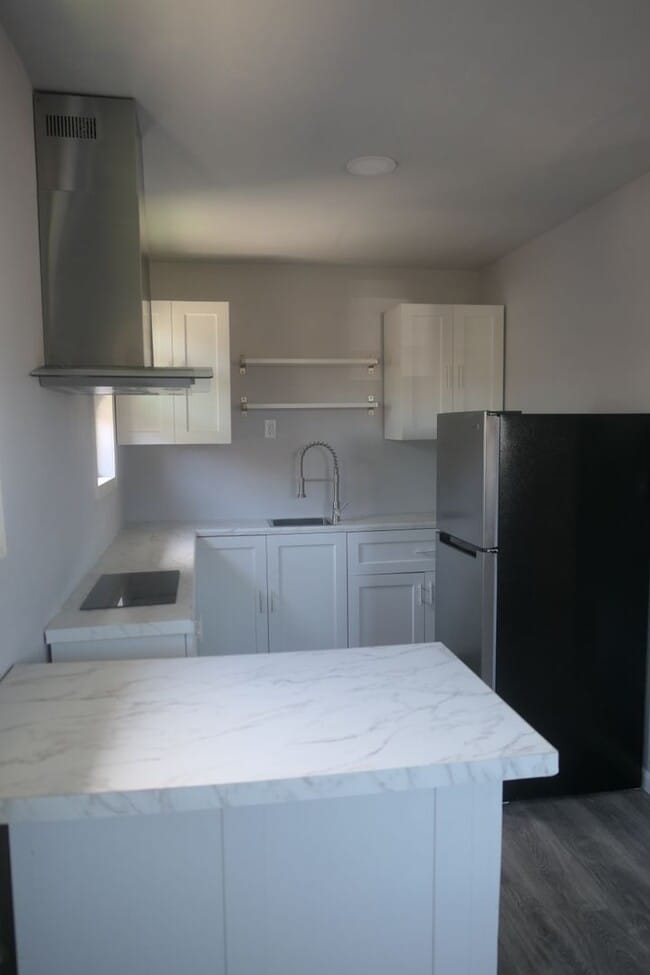 Building Photo - Studio Apartment Available. Watsonville, C...