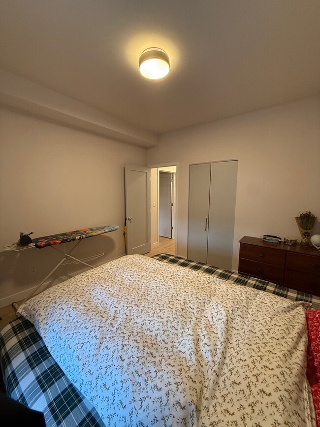 Building Photo - 927 N Mozart St