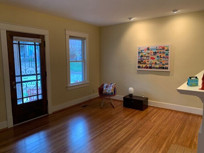 Building Photo - Charming Home in Belmont-Hillsboro Neighborhood, minutes to Vandy and Belmont, Fenced Yard