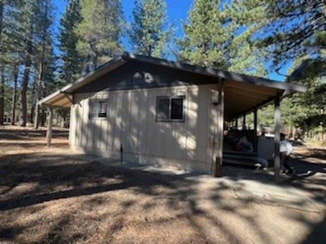 Building Photo - One level cabin in a quiet neighborhood