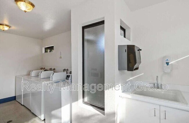 Building Photo - 7360 Park Ridge Blvd