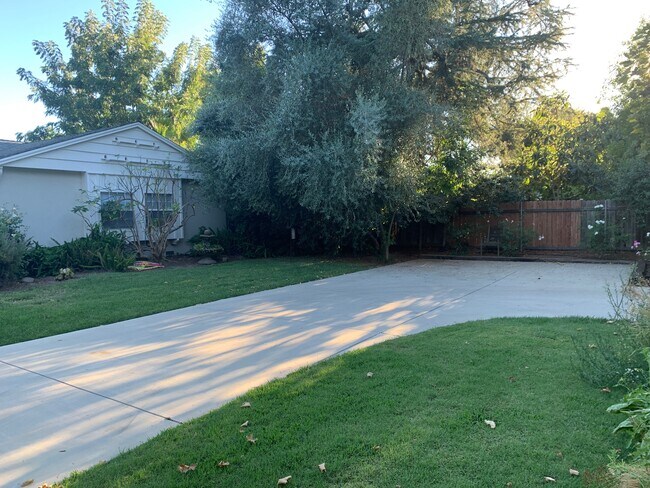 Circular driveway - 22840 Oxnard St
