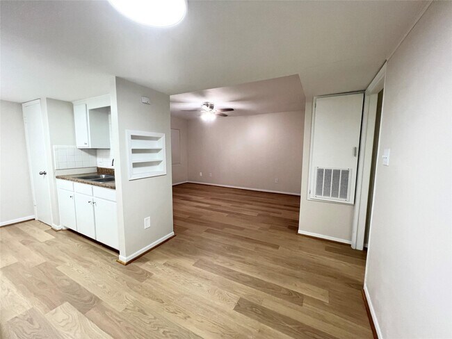 Building Photo - 2400 5th St