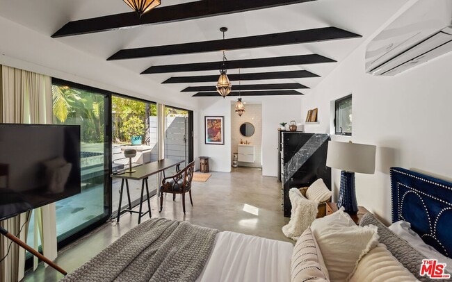 Building Photo - 1724 N Sierra Bonita Ave