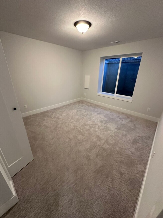 Building Photo - $1875- 4 bed 3 bath - New Build Duplex in a beautiful neighborhood!