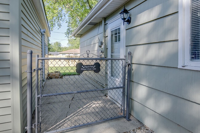 Building Photo - 523 Hawley Ct