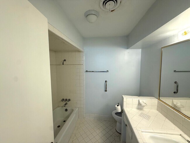 Building Photo - 835 Hill City Dr