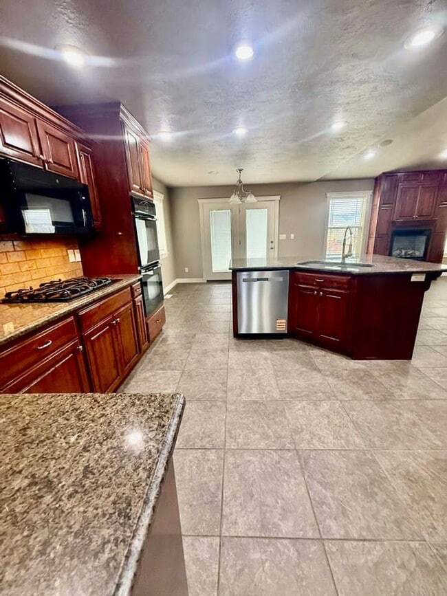 Building Photo - Large beautiful home