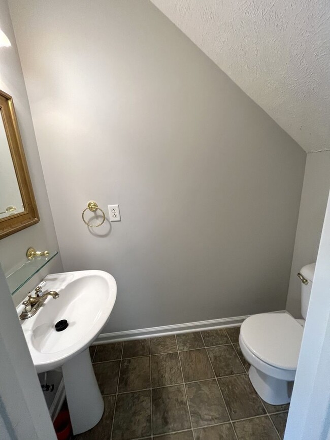 Building Photo - Flexible 4-Bed Home on Corner Lot in Evergreen Farms