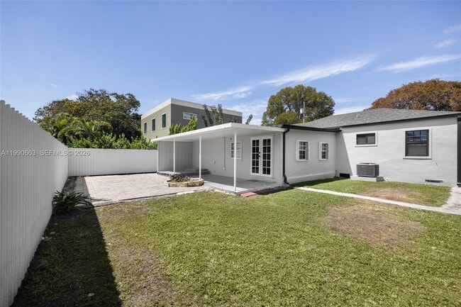 Building Photo - 3640 SW 13th St