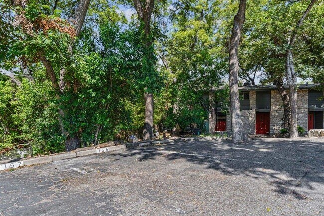 Building Photo - 1304 Mariposa Dr