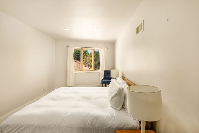 Building Photo - Ojai Views