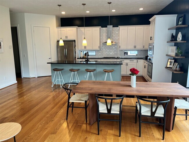 Building Photo - 5313 Lillian St