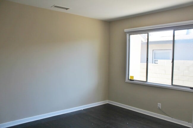 Building Photo - 3170 Strathmore Dr