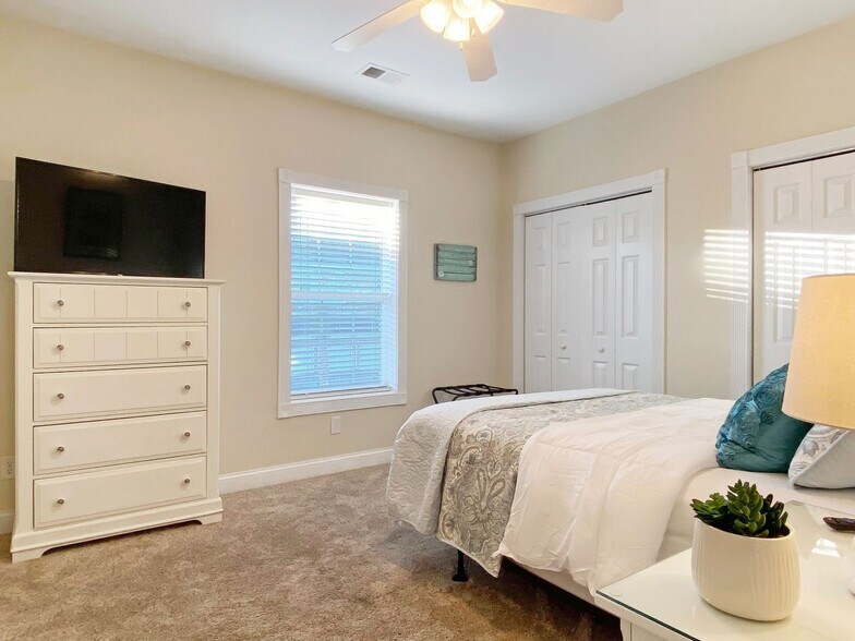 Building Photo - 4880 Dahlia Ct
