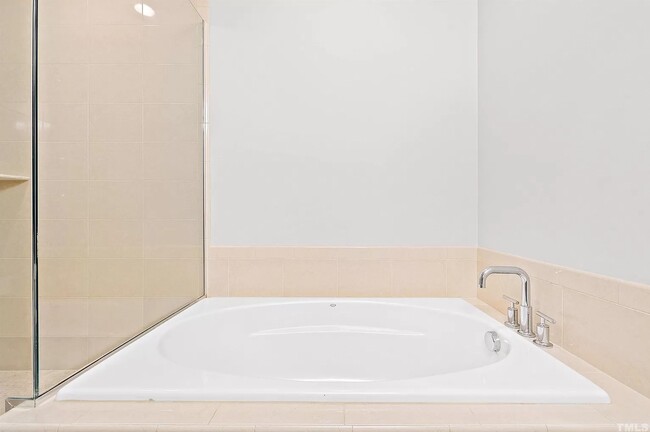 Main BR Bath Soaking Tub - 140 W Franklin St