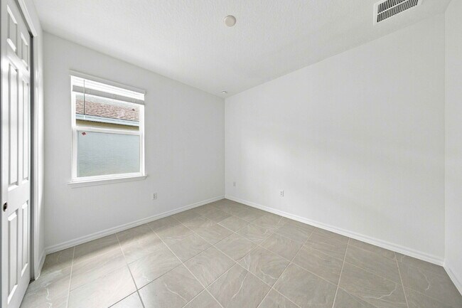 Building Photo - 5342 SW 71st Ave