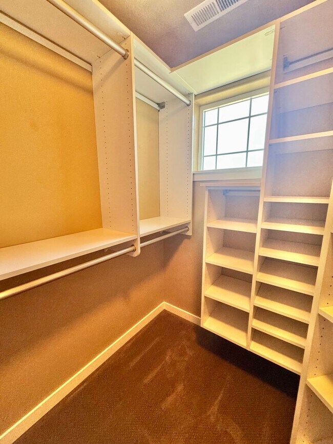 Building Photo - COMING SOON - EZ access to 205 within minu...