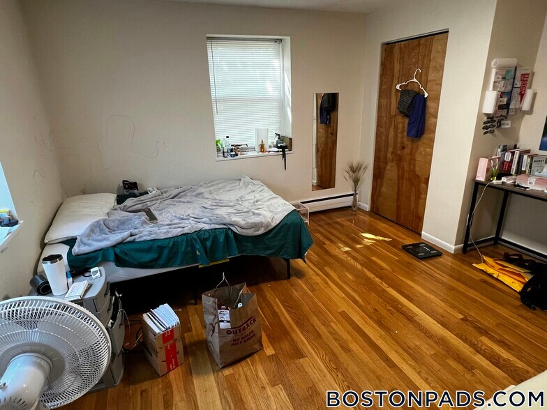 Building Photo - 110 Babcock St