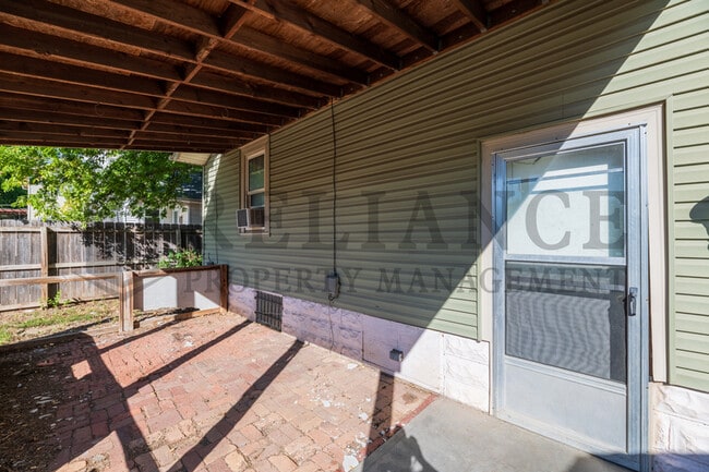 Building Photo - 645 S Poplar St