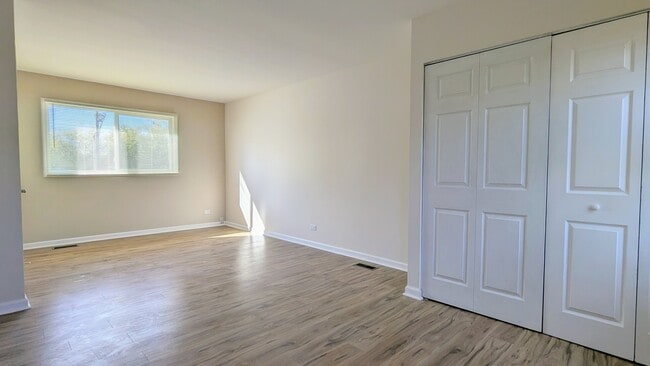 Building Photo - 650 Shining Water Dr