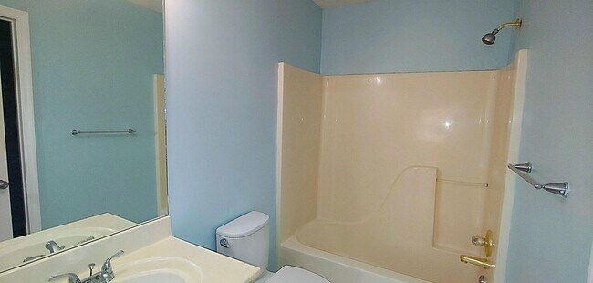 Building Photo - Spacious 2 Bedroom, 2.5 Bathroom Townhome ...