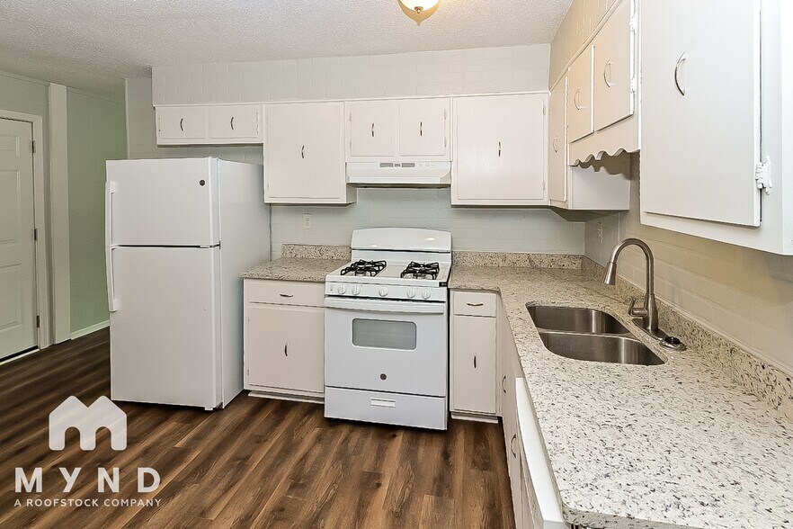 Building Photo - 5652 Chickasaw Dr