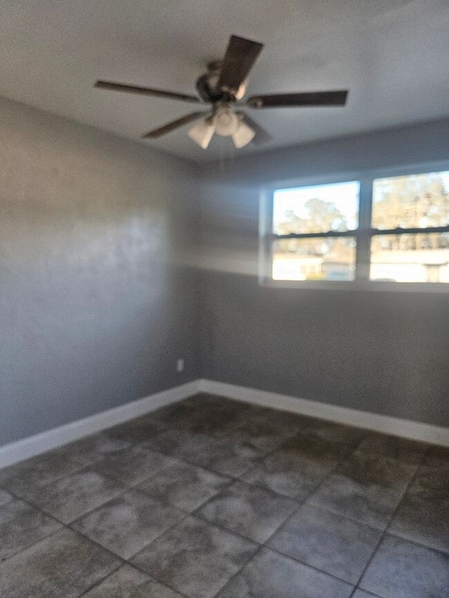 Building Photo - 838 Lewis Dr