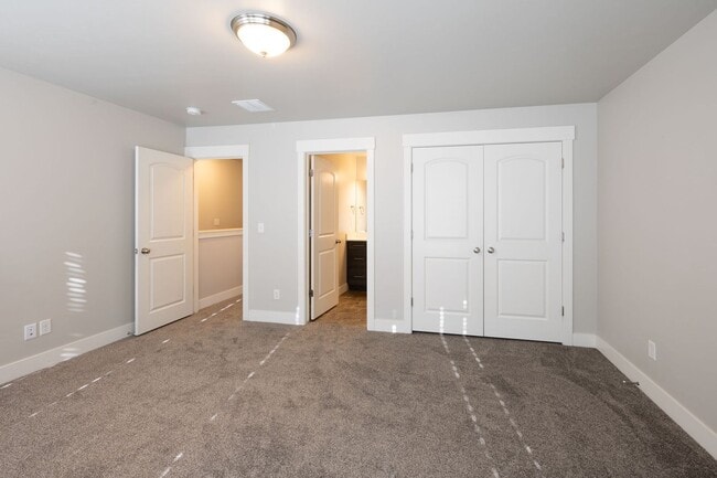 Building Photo - Beautiful Townhome in Rexburg Close to Campus