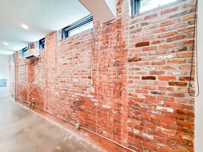 Building Photo - Exposed Brick 1-Bedroom Apartment at a Great Price!