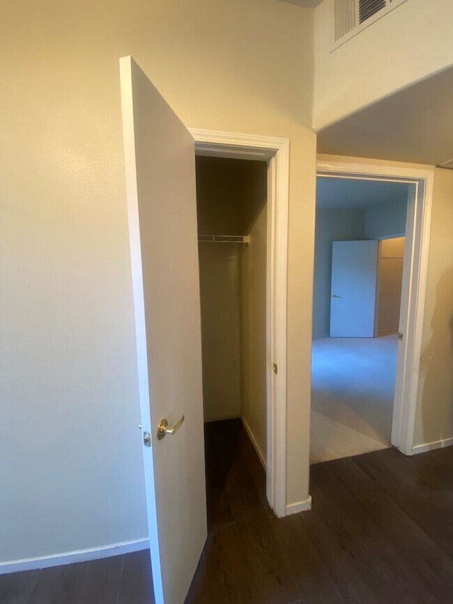 Building Photo - Beautiful unfurnished 2 bedroom in the Sou...