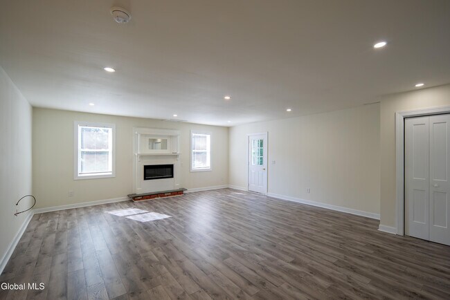 Building Photo - 489 Grooms Rd