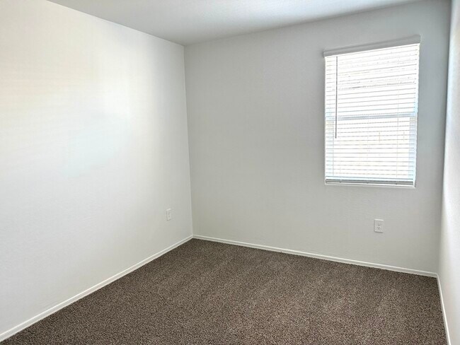 Building Photo - Gorgeous NEWER 4 bedroom 2 bath home in Carlton