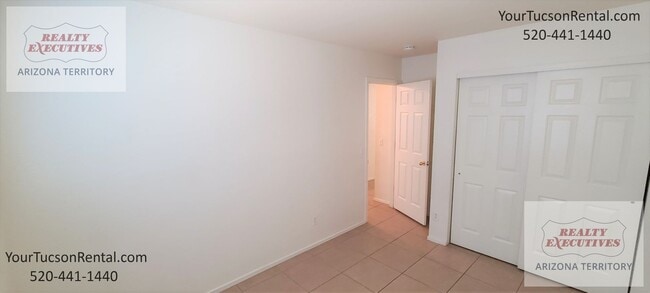 Building Photo - Valencia Rd & Headley Rd 3/2 - All tile fl...