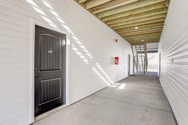 Building Photo - 918 Parkview Dr